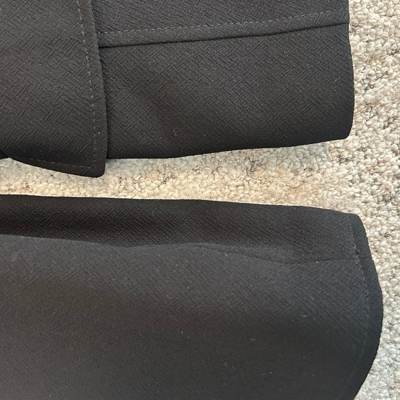 Tahari size 6 fitted blazer in great used condition classic one button sleek - Picture 8 of 12